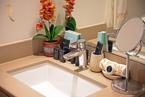 un comptoir de salle de bain avec un lavabo et un miroir dans l'établissement Vali Haven - Cozy Studio Retreat on Yas Island, Near Yas Mall, à Abu Dhabi