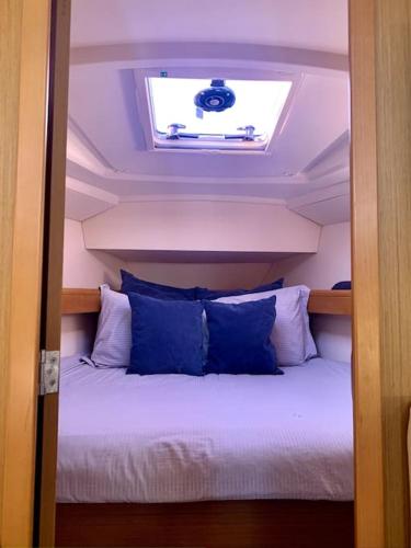 Uma cama ou camas num quarto em Noite a bordo de um veleiro em Viana do Castelo