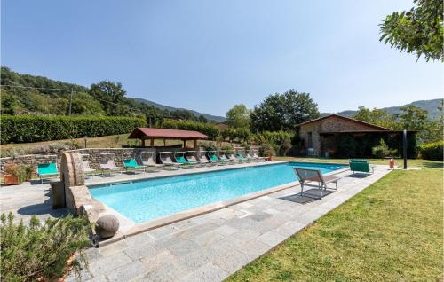 una piscina con sillas y un cenador en C Di Cerchione, en Pieve Santo Stefano