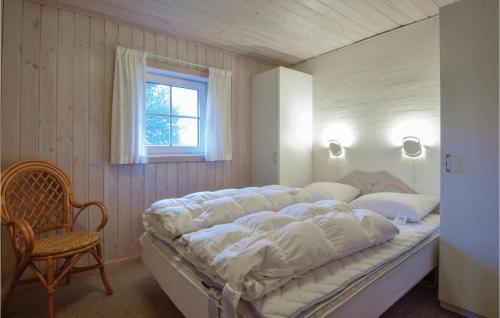 ブラーバンドにあるAwesome Home In Blvand With Sauna, Wifi And Indoor Swimming Poolの窓付きの客室の大型ベッド1台分です。