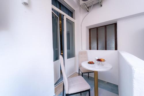 d'une petite table et d'une chaise blanches sur un balcon. dans l'établissement Suite Acquamarina Relais Stapane, à Gallipoli