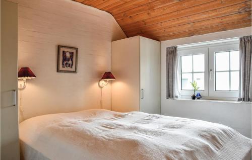 スナーヴィグにあるPet Friendly Home In Ringkbing With Saunaのベッドルーム(白いベッド1台、窓付)