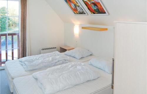 2 bedden in een witte kamer met een raam bij Amazing Home In Rm With Wifi in Bolilmark