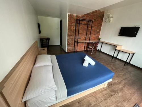 Zimmer mit einem Bett mit blauer Matratze in der Unterkunft Big Dreams Garden Stay in Tanah Rata