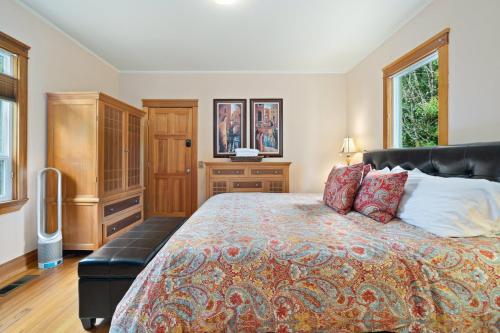 Schlafzimmer mit einem Kingsize-Bett und einem TV in der Unterkunft Geneva Retreat in Bellingham