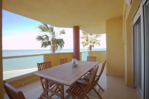 una sala da pranzo con tavolo, sedie e vista sull'oceano di Spanish Connection - Playa Principe a La Manga del Mar Menor