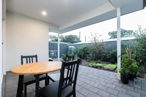 Κήπος έξω από το Modern Share house, private room with single bed, 4km to beach