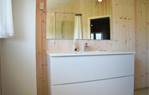 KlegodにあるStunning Home In Ringkbing With Wifiのバスルーム(白い洗面台、鏡付)