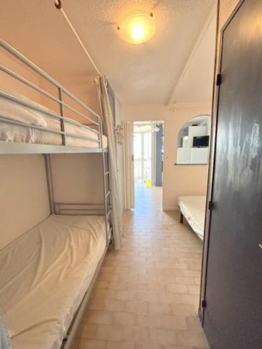 Cette chambre dispose d'un couloir avec des lits superposés. dans l'établissement Confortable Studio cabine - accès plage- vue mer 4TVP38, au Barcarès