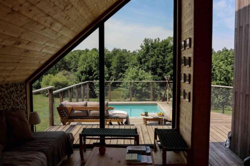 uitzicht op een patio met een zwembad bij Casa Friendly avec sa piscine chauffée … in Les Croix Chemins