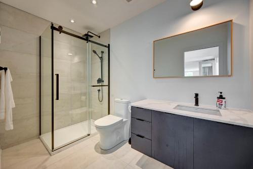 La salle de bains est pourvue d'une douche, de toilettes et d'un lavabo. dans l'établissement TripMontreal 302, à Montréal