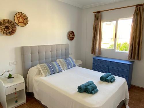 ein Schlafzimmer mit einem Bett mit zwei Handtüchern darauf in der Unterkunft Discover perfect beach Apartment, only 300m away in Vera