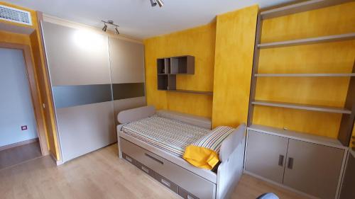 a small room with a bed and shelves at Diana´s Luxury Apartment in Torrejón de Ardoz
