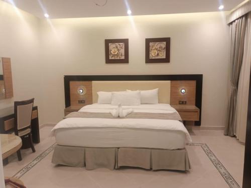 a bedroom with a large bed in a room at الناصر in Jeddah