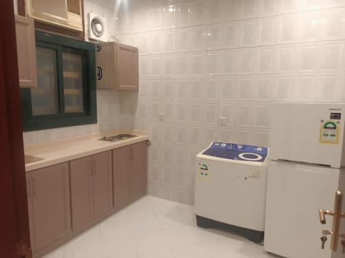a kitchen with a stove and a refrigerator in it at الناصر in Jeddah