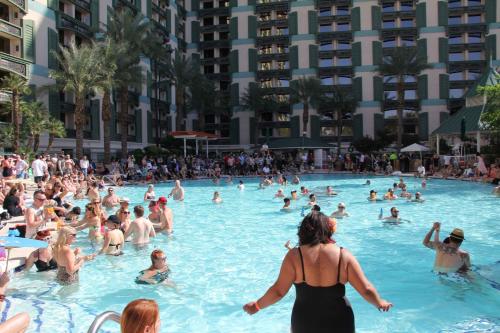 un gran grupo de personas en una piscina en Comfy Unit at Orleans Casino Strip Las Vegas, en Las Vegas