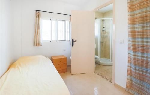 1 dormitorio con 1 cama y baño con ducha en Puerto De Mazarron, en El Alamillo