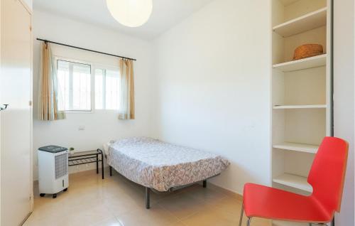 1 dormitorio con 1 cama y 1 silla roja en Puerto De Mazarron, en El Alamillo