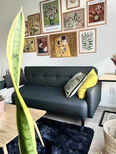 a living room with a couch and pictures on the wall at Bello y luminoso apatamento en el Centro Historico in Mexico City