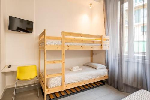 ローマにあるSt Peter Roomsのベッドルーム1室(二段ベッド2台、黄色い椅子付)