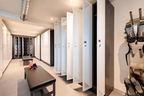 a hallway with a row of dressing rooms at Hotel Alpenkönigin - ALPINE LUXURY in See