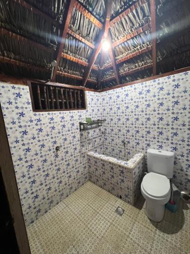 Ένα μπάνιο στο Lualemba Bungalow Resort