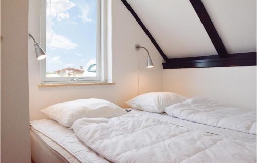 Un pat sau paturi într-o cameră la Stunning Home In Ringkbing With Kitchen