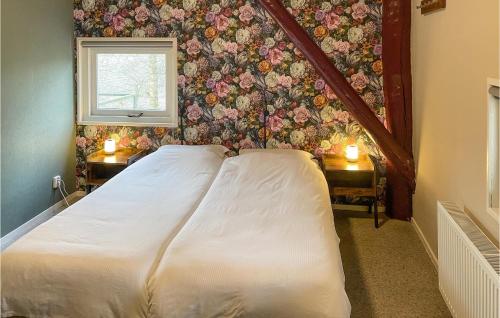 una camera con un letto con una parete floreale di Nice Home In Schoonloo With Wifi a Schoonloo