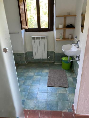 La salle de bains est pourvue d'un lavabo et de toilettes. dans l'établissement The Sanctuary by Caimeli, à Umbertide