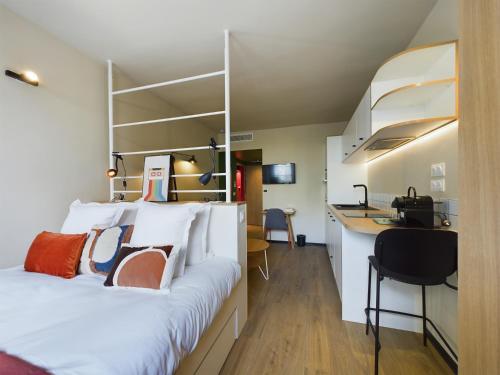 a bedroom with a bed and a desk in a room at Hife Gentilly Paris Sud Porte d'Italie in Gentilly