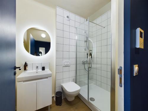 讓蒂伊的住宿－Hife Paris Gentilly，带淋浴、卫生间和盥洗盆的浴室