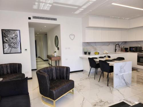 Η κουζίνα ή μικρή κουζίνα στο 3BR Luxury Suite in Jerusalem
