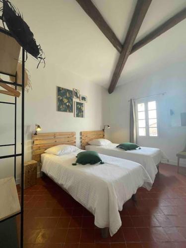 une chambre avec deux lits dans une pièce dans l'établissement Maison de village, à Pernes-les-Fontaines