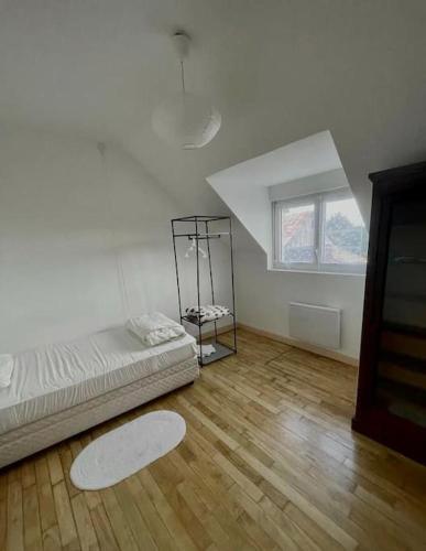 un salon avec un lit et une fenêtre dans l'établissement Maison 5 p, face Mont St Michel, à Huisnes-sur-Mer