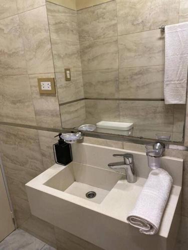 a bathroom with a sink and a mirror at Departamento Barcelona in Formosa