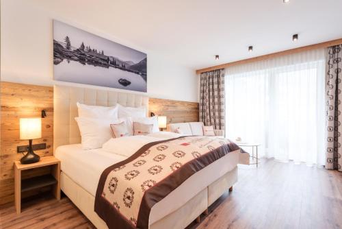 Postel nebo postele na pokoji v ubytování Hotel Alpenkönigin - Sommer Silvretta Premium Card inklusive