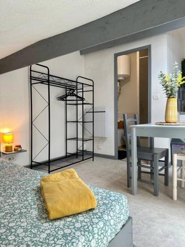 une chambre avec un lit et une salle à manger avec une table dans l'établissement Studio proche Gare, à Bourg-en-Bresse