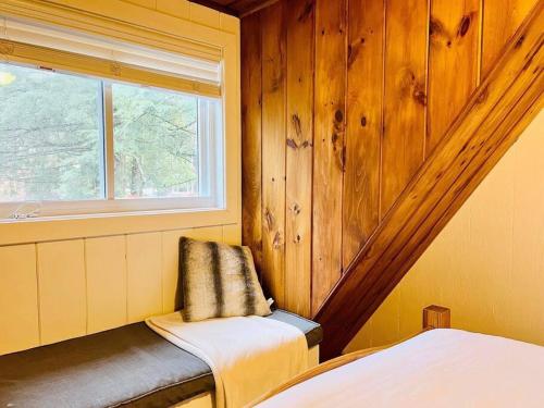 een kamer met een bed, een raam en een vensterbank bij New-ski-spa-outdoor-fireplace-Mont Orford in Orford