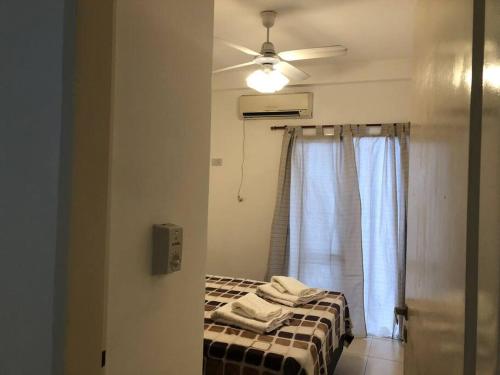 1 dormitorio con 1 cama y ventilador de techo en “Buenos Aires Estrella”- 2 dormitorios en San Miguel de Tucumán