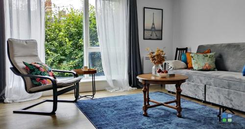 a living room with a couch and a table and a chair at Riverside - 2BR & 1BR - Flat Walk to Centre with open Parking in Cambridge