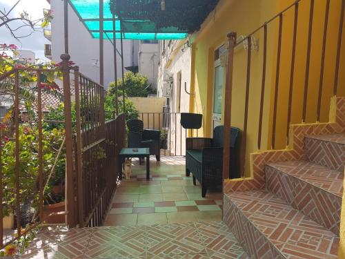 墨西拿的住宿－Casa di Persefone，房屋内的阳台设有楼梯和椅子