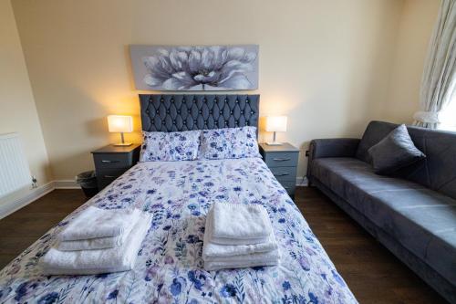 a bedroom with a large bed and a couch at Nice Room Close to City231 in London
