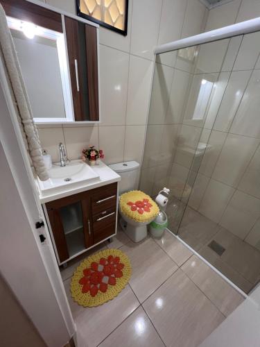 y baño con ducha, aseo y lavamanos. en Casa privativa completa e aconchegante! en São José