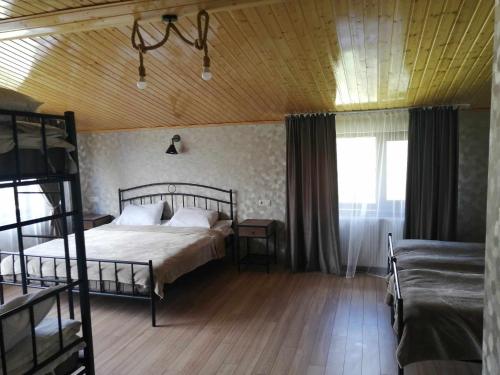 卡茲別吉的住宿－Garemta，一间卧室设有两张双层床和一扇窗户。