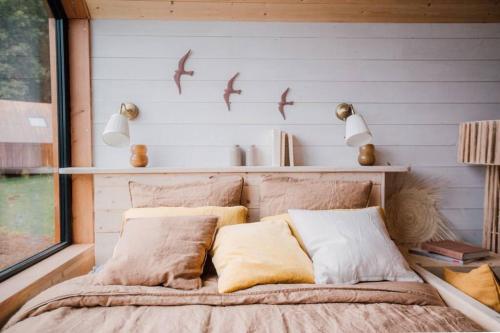 ein Schlafzimmer mit einem Bett mit Vögeln an der Wand in der Unterkunft Casa Moon & son bain nordique sur le lac in Les Croix Chemins