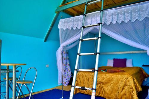a bunk bed in a room with a blue wall at Mundo Abu San Juan La laguna in San Juan La Laguna