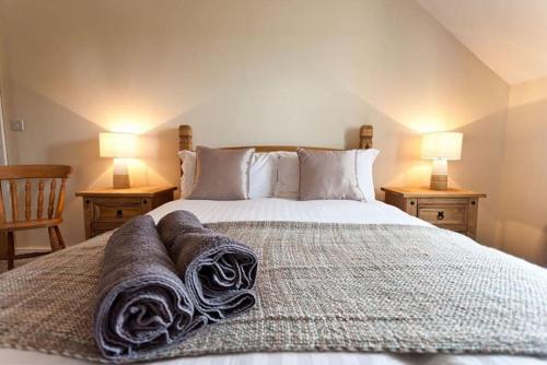 Postel nebo postele na pokoji v ubytování Cwtch Cottage-sleeps 6