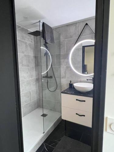 une salle de bain avec une douche, un lavabo et un miroir dans l'établissement Black Pearl V, à Amiens