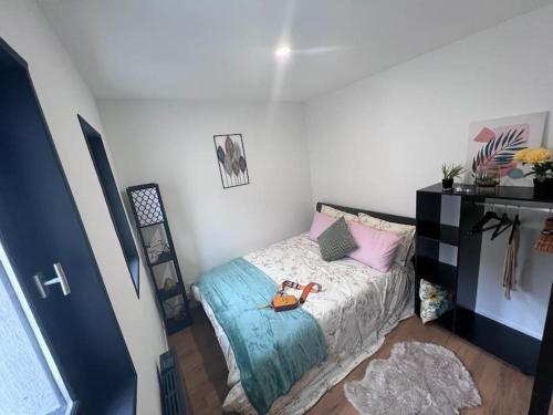 une chambre avec un lit avec un sac à main dessus dans l'établissement Black Pearl V, à Amiens