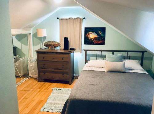 1 dormitorio con 1 cama y vestidor de madera con 1 cama sidx sidx sidx sidx en Surf City Beach Cottage, en Huntington Beach